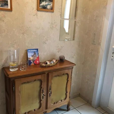 Cozy With A Shared Bathroom In A Quiet Area With Free Parking Homestay