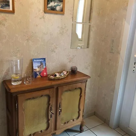 Homestay Cozy With A Shared Bathroom In A Quiet Area With Free Parking *