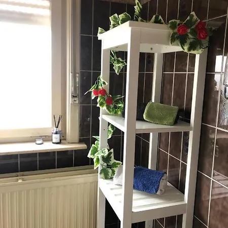 Cozy With A Shared Bathroom In A Quiet Area With Free Parking Homestay